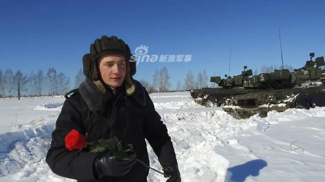 Anh chàng bạn trai cô là một trưởng xa của xe tăng T-80. Nguồn ảnh: Sina.