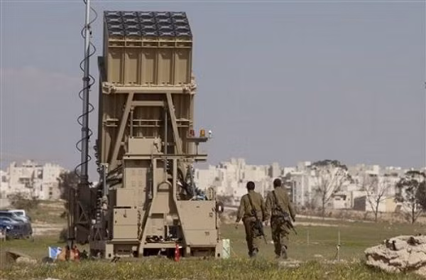 Hệ thống phòng thủ tên lửa mang tên "Vòm Sắt" hay còn có tên tiếng anh là "Iron Dome" được Israel tự nghiên cứu và chế tạo không những có khả năng đánh chặn tên lửa mà còn đánh chặn được cả đạn pháo và đạn cối. Nguồn ảnh: Military.