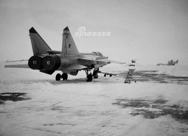 Những chiếc máy bay có thể được cho vào trong nhà chứa để tránh bị tuyết chôn vùi nhưng đường băng thì lại không, và việc dọn dẹp đường băng sau mỗi trận bão tuyết là điều hết sức khó khăn. Nguồn ảnh: Sina.