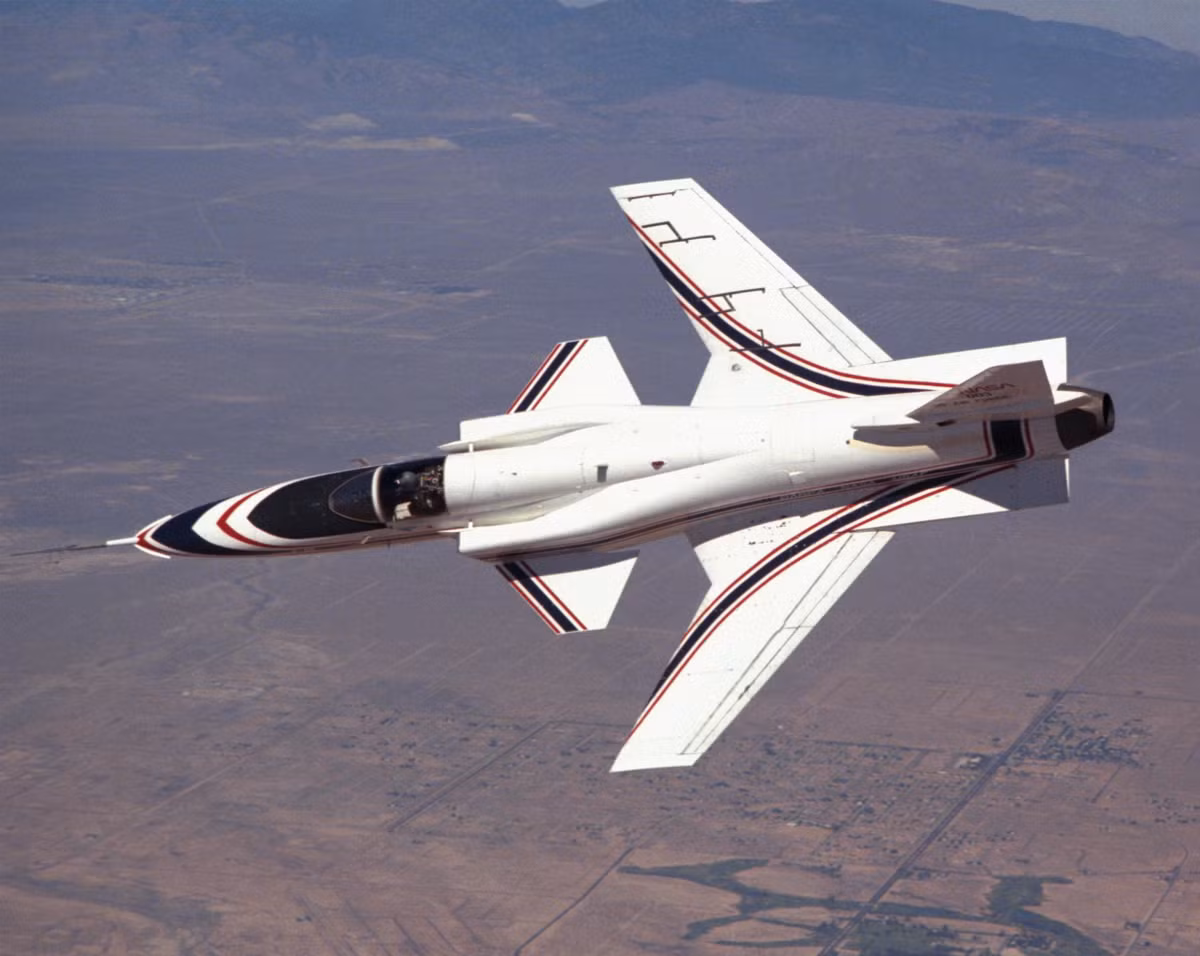 Điểm đặc biệt của các phi cơ sử dụng kiểu cánh tiến này đó là toàn bộ lực cản của không khí sẽ được đôi cánh dồn vào phần tâm máy bay bay, thay vì sẻ ra hai bên như thông thường. Nguồn ảnh: NASA.