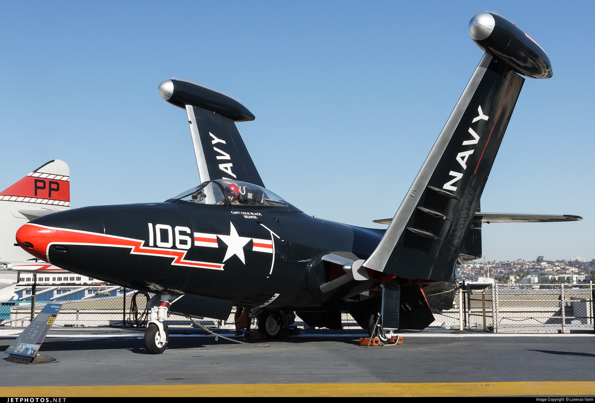 Do là phiên bản thiết kế cho Không quân Hải quân, F9F được thiết kế với kiểu cánh gập truyền thống của lực lượng này, cho phép giảm thiểu diện tích sân bãi khi cất giữ chúng trên các tàu sân bay. Nguồn ảnh: JetPhotos.