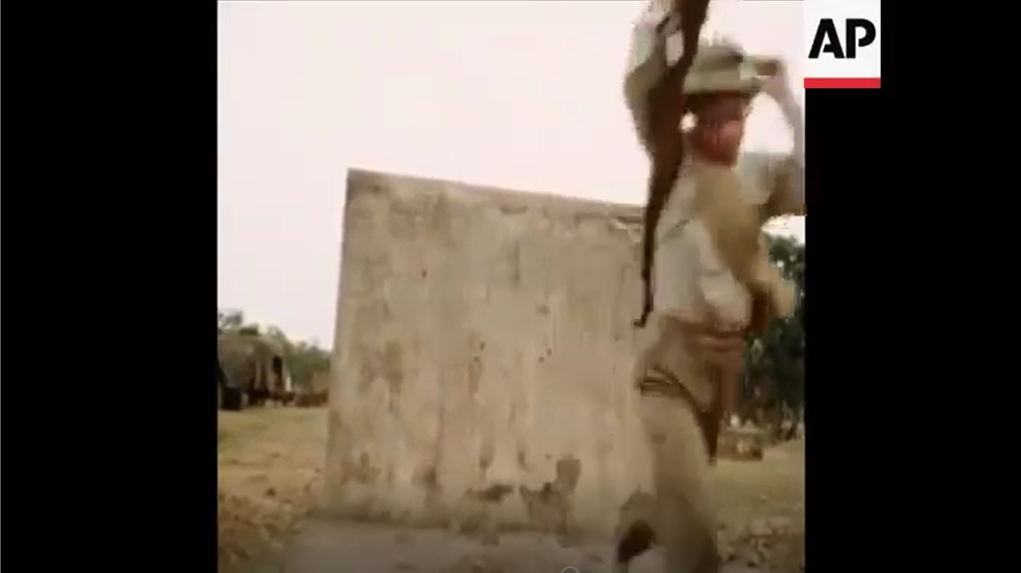 Trong trang phục huấn luyện của bộ đội ta thời này còn có cả chiếc ruột tượng - một thứ ngày nay đã không còn được thấy trong trang bị tiêu chuẩn của quân đội ta ngày nay. Nguồn ảnh: AP.