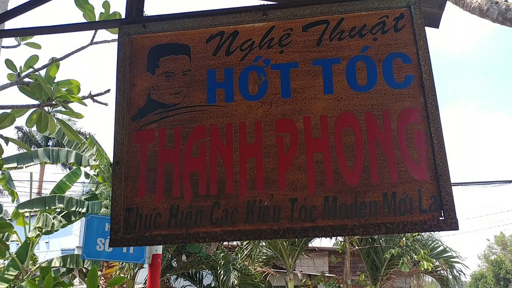 Bảng hiệu tiệm cắt tóc Thanh Phong khá cũ