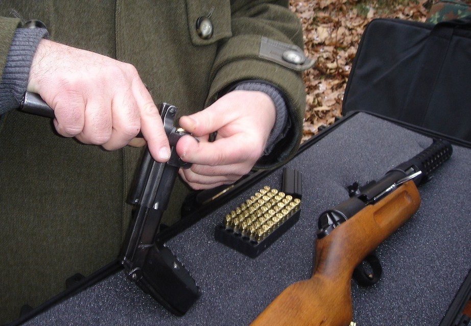 Tổng cộng MP 18 có ba phiên bản sử dụng được ba loại đạn khác nhau, bao gồm cỡ đạn súng lục tiêu chuẩn 9x19mm, cỡ đạn 7,63x25mm và cỡ đạn 7,65x21mm. Phiên bản phố biến nhất là phiên bản 9x19mm. Nguồn ảnh: Warhistory.