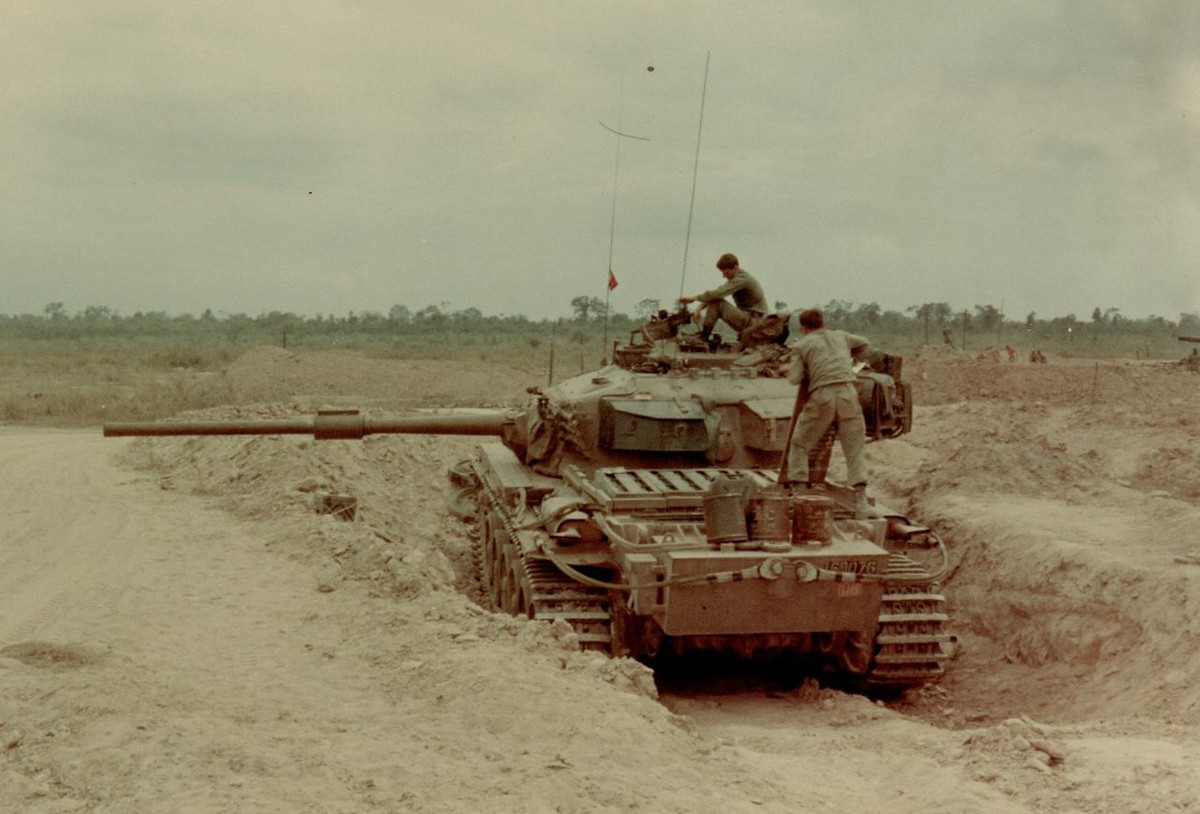 Có trọng lượng 51 tấn, loại xe tăng chủ lực chiến trường này cso chiều dài 7,6 mét, chiều rộng 3,38 mét và chiều cao 3 mét. Xe có kíp chiến đấu 4 người bao gồm một xa trưởng, một nạp đạn viên, một pháo thủ và một lái xe. Nguồn ảnh: Vietnamwar.