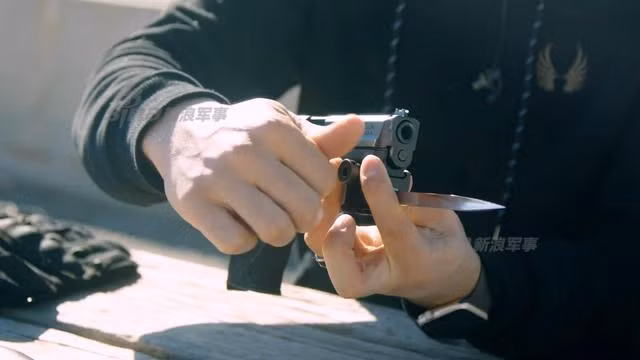 Trong các cuộc giao tranh ở tầm gần - nơi mà súng ngắn thường được sử dụng, việc có sẵn một lưỡi lê ở đầu súng và sẵn sàng giáp lá cà với đối phương bất cứ lúc nào luôn là đòi hỏi quan trọng nhất. Nguồn ảnh: Sina.