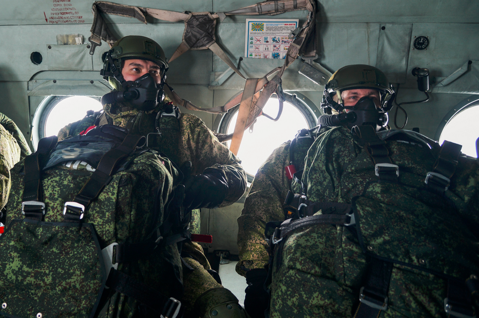 Trang bị của mỗi người lính dù có thể lên tới 50 kg. Nguồn ảnh: Milru.