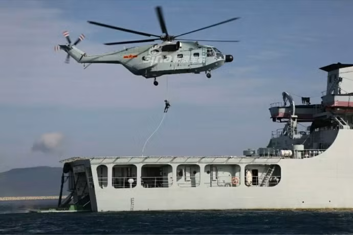 Huấn luyện đặc nhiệm Quân đội Trung Quốc đổ bộ từ trực thăng xuống tàu mặt nước đang di chuyển. Nguồn ảnh: Sina.