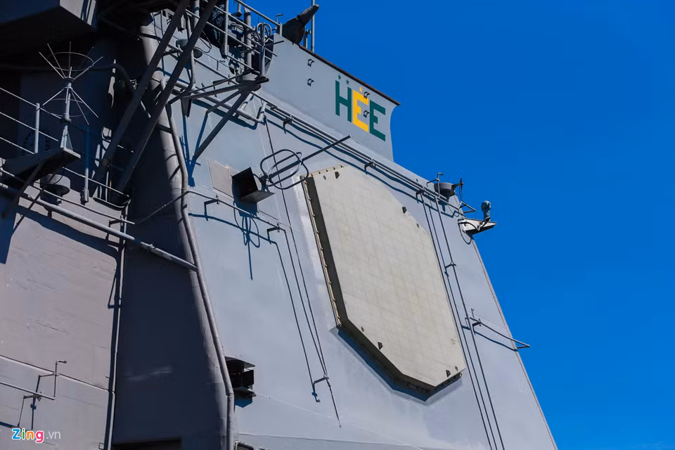 Cảm biến chính của tàu là radar AN/SPY1A với 4 mảng ăng ten bố trí xung quanh tháp chỉ huy cung cấp phạm vi quan sát 360 độ. Radar này chính là trái tim sức mạnh của hệ thống chiến đấu tối tân Aegis.