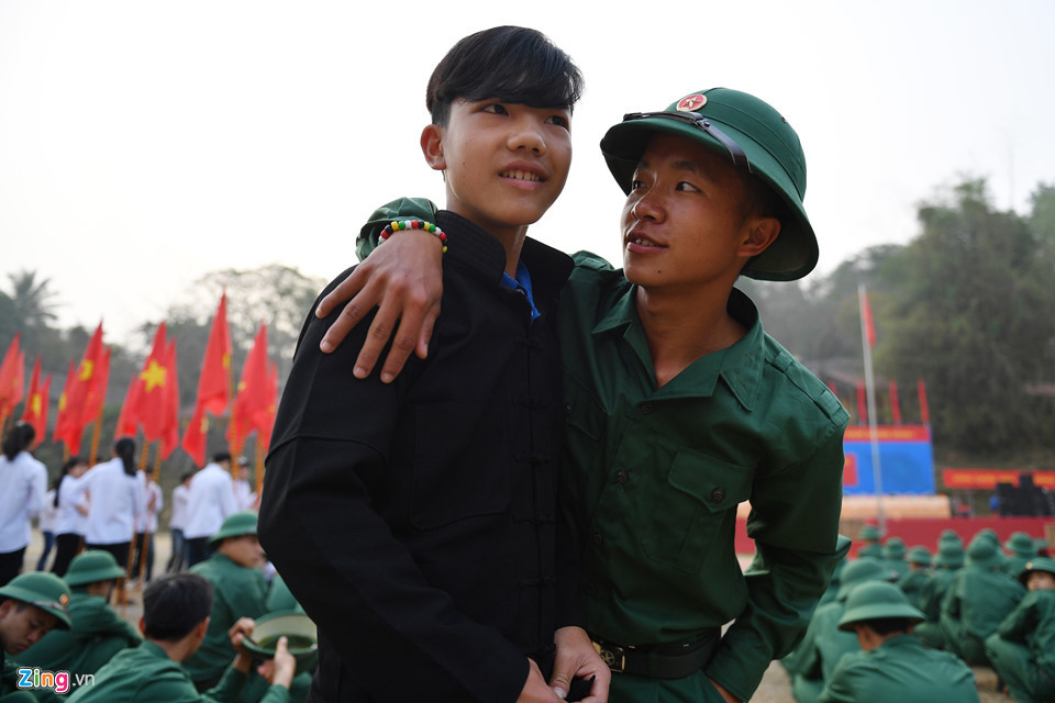 Gia đình đã trở về nhà từ tối hôm trước, Thào A Sinh thiếu vắng người thân tiễn trong sáng nay. Chỉ có cậu em họ lớp 8 đi học ở huyện kịp ra. Sinh tận tình căn dặn cậu em: "Nhớ chăm ngoan học hành, về anh sẽ có quà đặc biệt cho Hoan".