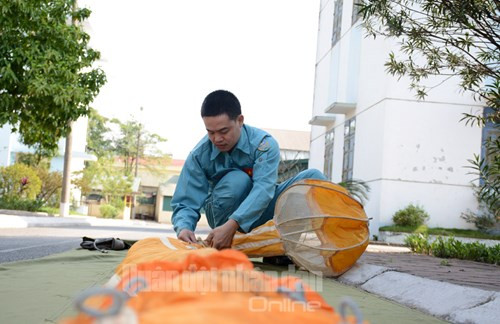 ...và chuẩn bị dù mồi trong quá trình gấp dù.