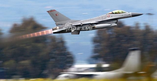 Tiêm kích F-16 của Đan Mạch, sử dụng cùng loại động cơ với phi cơ F-16 của Mỹ đang cất cánh từ đường băng. Nguồn ảnh: Sina.