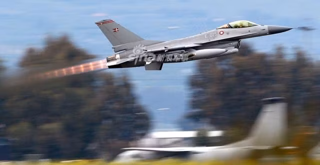 Tiêm kích F-16 của Đan Mạch, sử dụng cùng loại động cơ với phi cơ F-16 của Mỹ đang cất cánh từ đường băng. Nguồn ảnh: Sina.