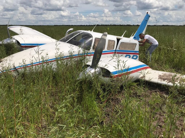 Không thể chạy thoát được trước sự truy đổi của các phi cơ quân sự, chiếc máy bay dân dụng này đã hạ cánh khẩn cấp và những tay buôn ma túy sau đó đã trốn thoát vào rừng. Nguồn ảnh: Defence.