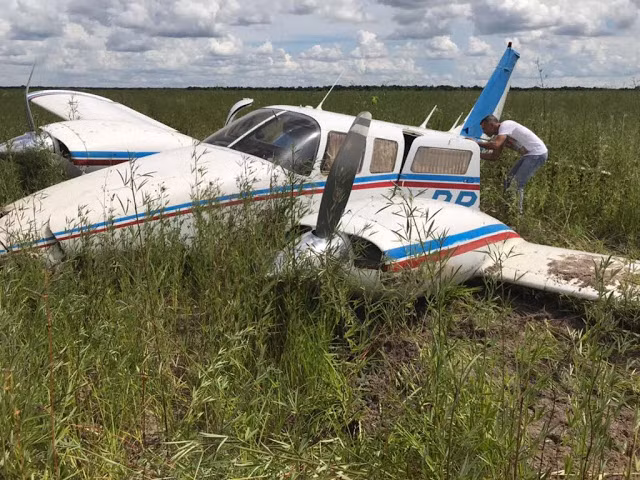 Không thể chạy thoát được trước sự truy đổi của các phi cơ quân sự, chiếc máy bay dân dụng này đã hạ cánh khẩn cấp và những tay buôn ma túy sau đó đã trốn thoát vào rừng. Nguồn ảnh: Defence.