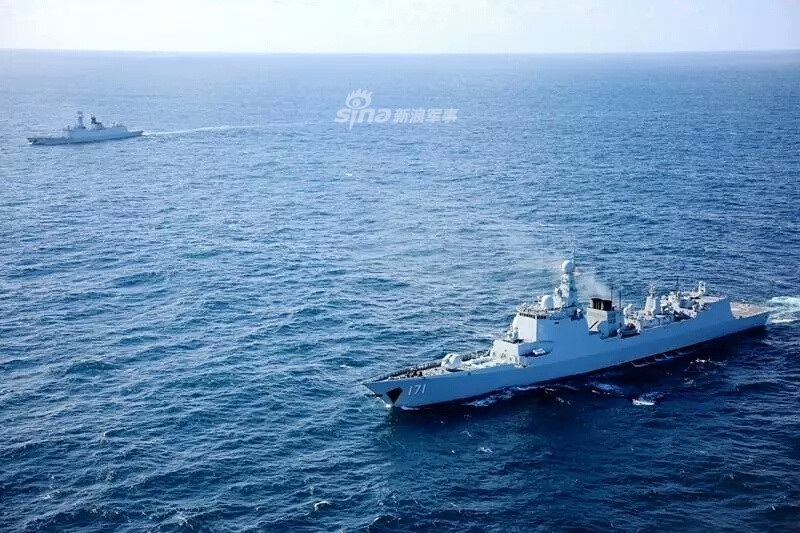 Biên đội tàu hộ tống của Hải quân Trung Quốc vừa trở về biển Đông hôm 18/3 vừa rồi bao gồm tàu hộ vệ tên lửa Hải Khẩu thuộc lớp tàu khu trục Type 052C, tàu hộ vệ tên lửa Nhạc Dương thuộc lớp Type 054A và tàu hậu cần Thanh Hải. Nguồn ảnh: Sina.