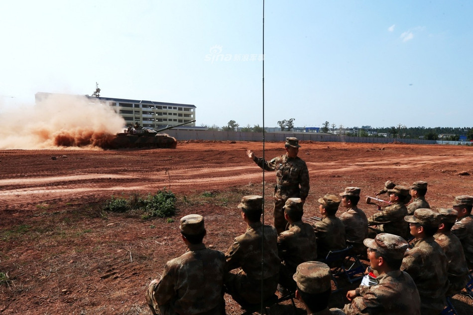 Các khí tài điện tử của xe tăng Type 59D cũng cực kỳ hiện đại với thiết bị nhìn đêm, đo khoảng cách bằng laser, trang bị thêm các ống phóng đạn khói ngụy trang và hệ thống kiểm soát hỏa lực đời mới. Nguồn ảnh: Sina.