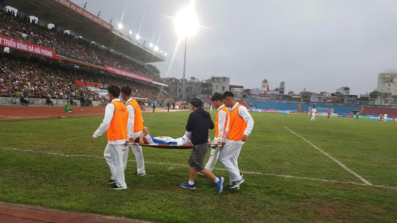 Chỉ nửa hiệp 1, cầu thủ hai đội liên tục bị chấn thương nặng
