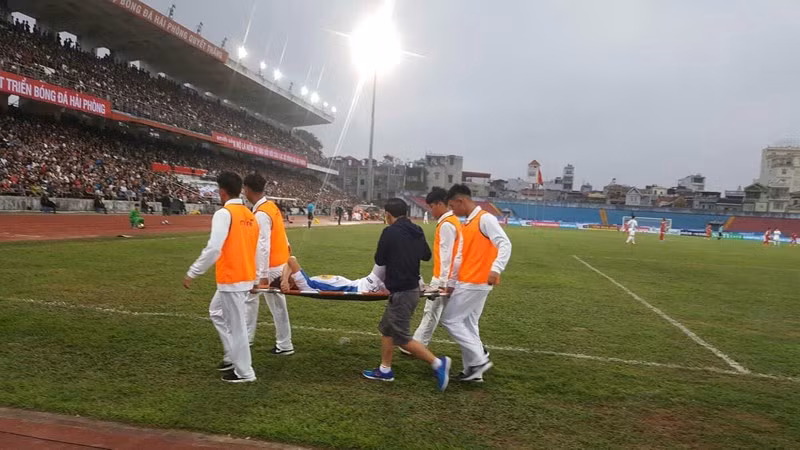 Chỉ nửa hiệp 1, cầu thủ hai đội liên tục bị chấn thương nặng