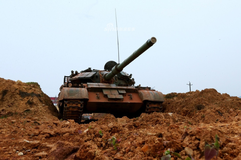 Xe tăng chủ lực Type 59D hay còn có tên khác là WZ-120C còn được trang bị thêm cả giáp phản ứng nổ ở mặt trước xe và ở trên tháp pháo. Nguồn ảnh: Sina.