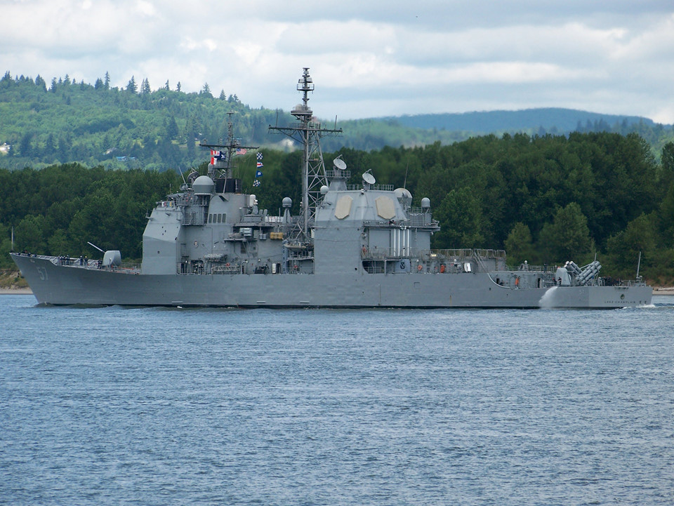 Lake Champlain là tàu thứ 11 thuộc tuần dương hạm lớp Ticonderoga. Tàu được đưa vào hoạt động từ năm 1988. CG-57 nói riêng và Ticonderoga nói chung là một sản phẩm của Chiến tranh Lạnh. Chúng được thiết kế để đối phó với hạm đội tàu chiến của Liên Xô. Ảnh: Hải quân Mỹ.