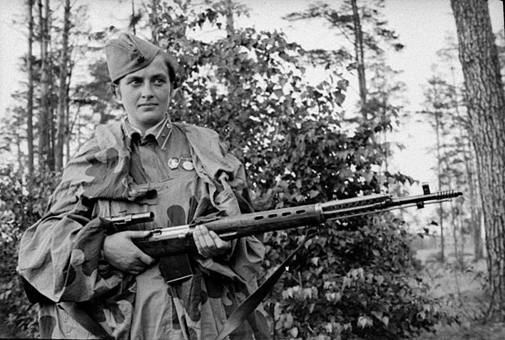 Gia tốc đầu nòng của súng trường bán tự động SVT-40 cũng thực sự đáng nể khi nó có gia tốc lên tới 840 mét/giây. Gia tốc này cho phép nó có khả năng hạ gục mục tiêu ở khoảng cách 500 mét một cách dễ dàng. Thậm chí tầm bắn hiệu quả của SVT-40 còn lên tới 1000 mét khi sử dụng kèm với ống ngắm quang học. Nguồn ảnh: Veteran.