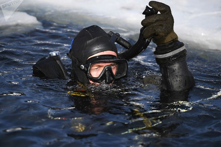 Nhiệt độ không khí lúc này dao động quanh mức âm 15 độ C, khiến hoạt động lặn dưới nước trở nên nguy hiểm.