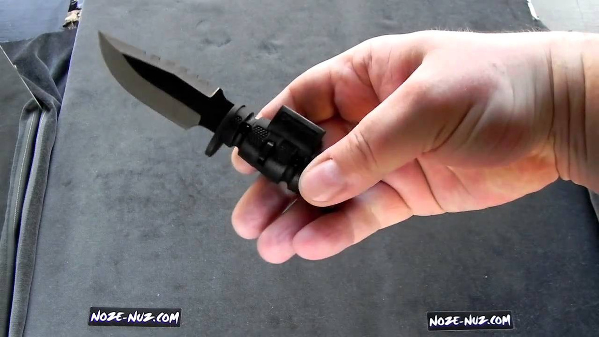 Kích thước quá nhỏ của lưỡi lê cho súng ngắn khiến nó chỉ có thể sử dụng được khi gắn vào súng ngắn, tháo ra khỏi súng thứ vũ khí này sẽ vô dụng vì quá nhỏ, tay người cầm không vừa. Nguồn ảnh: NUZ.