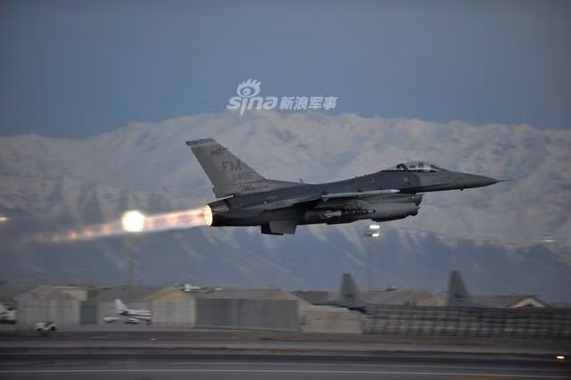 Động cơ của phi cơ F-16C là loại GE F110-GE-129. Mỗi chiếc tiêm kích F-16 chỉ được trang bị duy nhất một động cơ và có công suất đốt sau tối đa khoảng 127 kN. Nguồn ảnh: Sina.