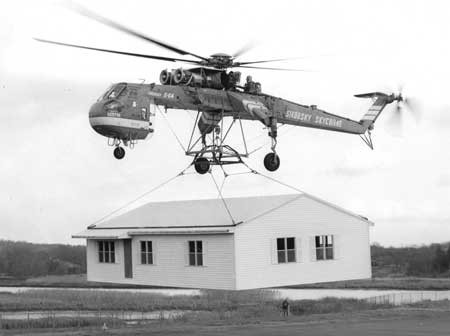 Sở dĩ như vậy là do học thuyết chiến tranh không vận của Mỹ đã thay đổi, khiến cho việc sử dụng một loại trực thăng hạng nặng như CH-54 là không cần thiết. Chưa kể tới việc, các loại trực thăng ra đời sau này của Mỹ cũng hoàn toàn có khả năng không vận với trọng tải gần như tương đương với CH-54. Nguồn ảnh: Blablo.