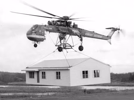 Sở dĩ như vậy là do học thuyết chiến tranh không vận của Mỹ đã thay đổi, khiến cho việc sử dụng một loại trực thăng hạng nặng như CH-54 là không cần thiết. Chưa kể tới việc, các loại trực thăng ra đời sau này của Mỹ cũng hoàn toàn có khả năng không vận với trọng tải gần như tương đương với CH-54. Nguồn ảnh: Blablo.