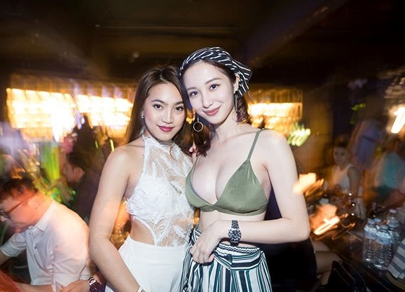 Mới đây, bức ảnh "cô bé trà sữa" Jun Vũ mặc bikini dự tiệc đăng trên Instagram khiến nhiều người chú ý. Không khó để nhận ra vòng một của cô bỗng trở nên "phổng phao" hơn bình thường. Một số ý kiến đặt nghi vấn 9X đã đụng chạm "dao kéo" để có vòng một ưng ý.