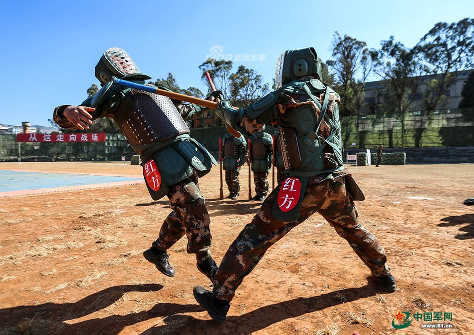 Với những đòn hiểm hóc vào cổ, ngực, hạ bộ hay đầu của đối phương, người lính có thể hạ gục đối thủ chỉ sau một chiêu duy nhất. Nguồn ảnh: 81cn.
