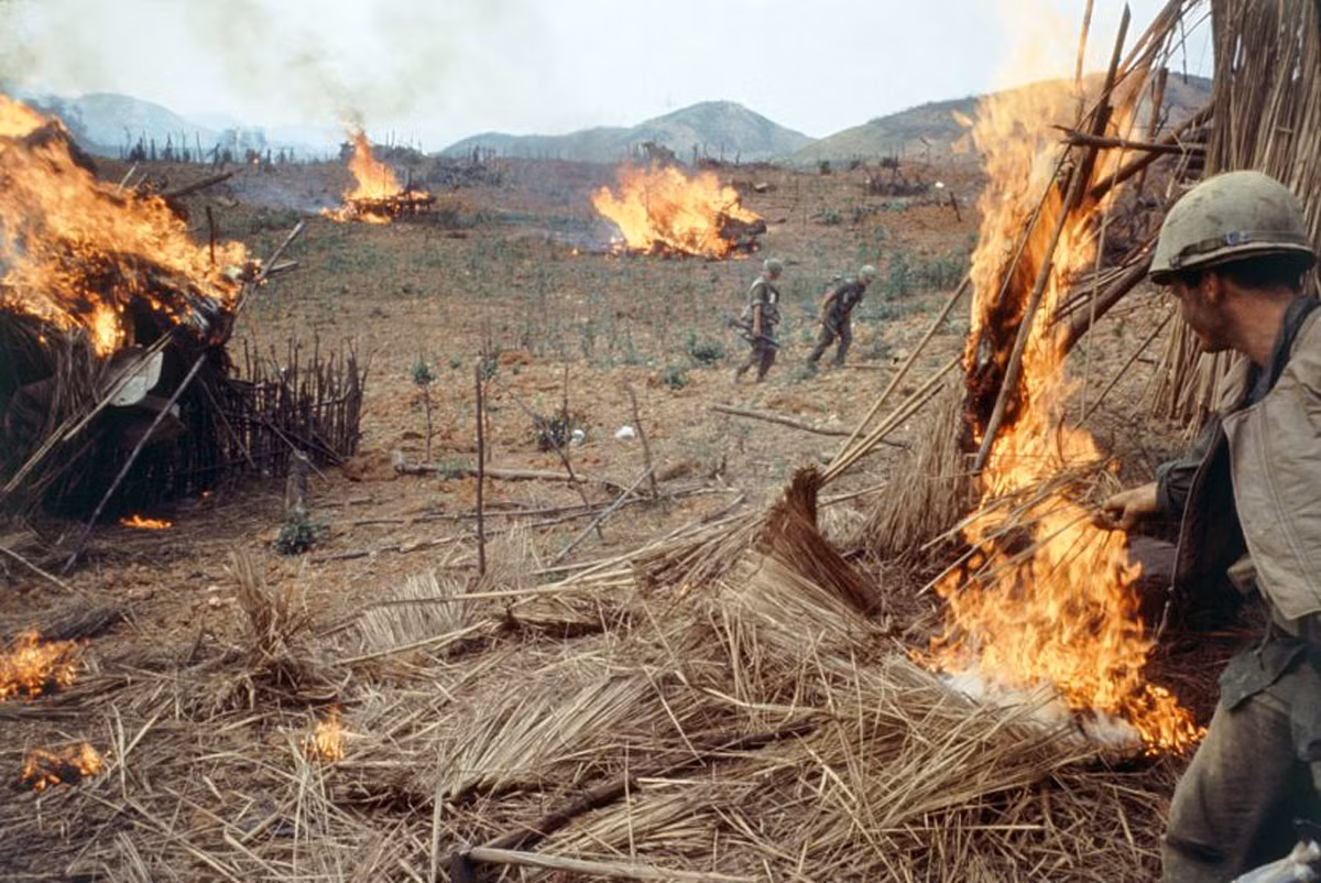 Tuy nhiên, nỗ lực cuối cùng được coi là "Trận Điện Biên Phủ" này đã không thành công mà ngược lại - còn thất bại thảm hại khiến cho quân đội Mỹ buộc phải rút chạy, bỏ lại căn cứ Khe Sanh. Nguồn ảnh: Flickr.