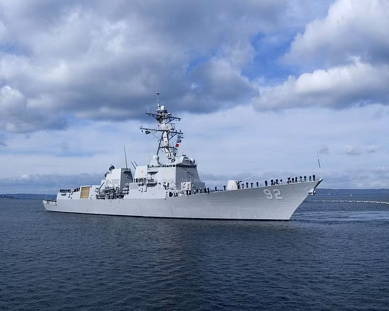 Giống với mọi khu trục hạm khác thuộc lớp Arleigh Burke, USS Ralph Johnson có độ giãn nước 9.200 tấn, dài 155 mét, có lườn rộng 20 mét và có mớm nước tối đa 9,3 mét. Nguồn ảnh: Wiki.