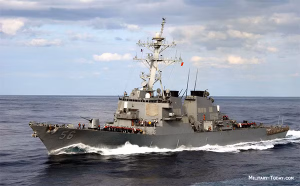 Nhiệm vụ thường thấy nhất của các khu trục hạm lớp Arleigh Burke là hộ tống các tàu sân bay của Mỹ. Với khả năng cơ động và mang theo được rất nhiều tên lửa đánh chặn, những con tàu khu trục này sẽ thiết lập được một vành đai thép cực kỳ an toàn cho các tàu sân bay. Nguồn ảnh: Militarytoday.