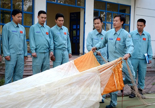 Mỗi lần gấp dù luôn được coi là một lần sĩ quan, nhân viên dù rèn luyện sự thận trọng, tỉ mỷ cũng như kỹ năng thực hiện chuyên môn nghiệp vụ.