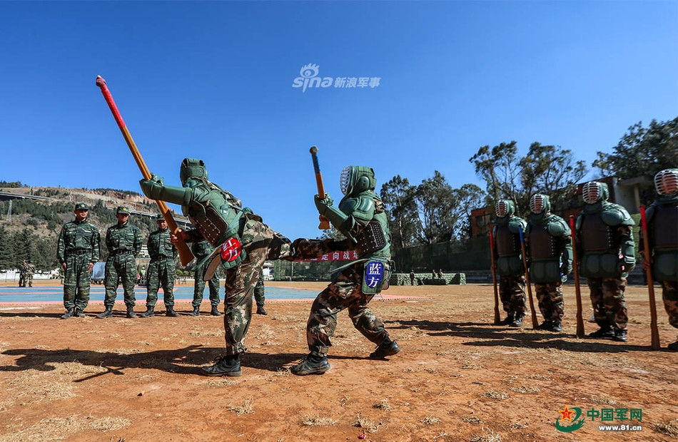 Trong điều kiện thực chiến ở cự ly gần, người lính sẽ cần nhiều kỹ năng chiến đấu bằng súng hoặc dao găm hơn là kỹ năng chiến đấu bằng võ thuật. Nguồn ảnh: 81cn.