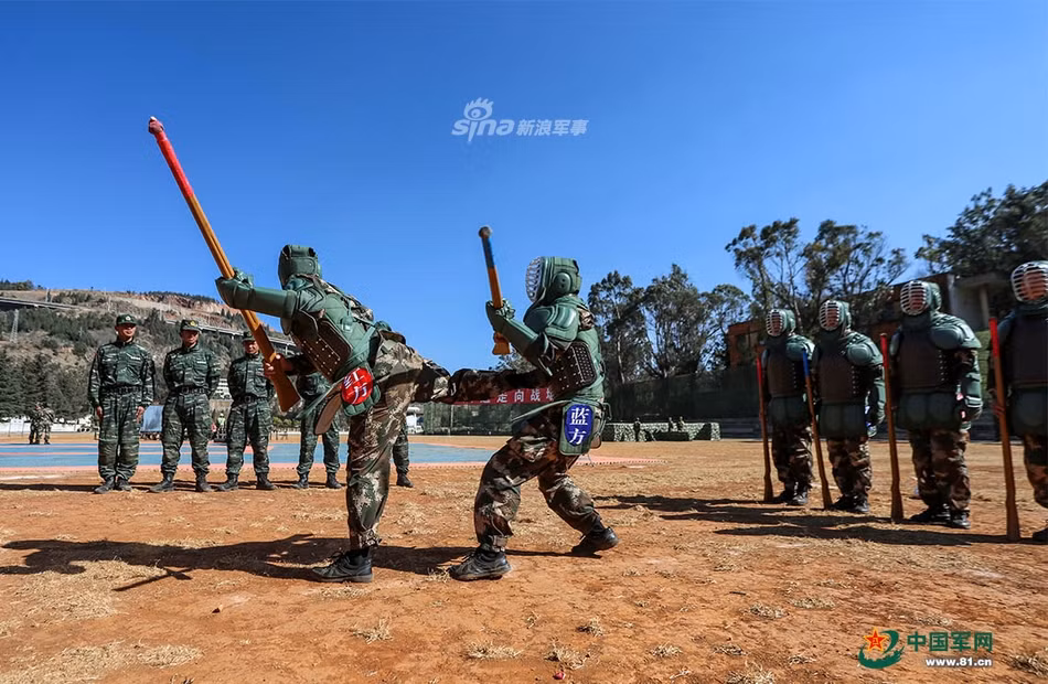 Trong điều kiện thực chiến ở cự ly gần, người lính sẽ cần nhiều kỹ năng chiến đấu bằng súng hoặc dao găm hơn là kỹ năng chiến đấu bằng võ thuật. Nguồn ảnh: 81cn.