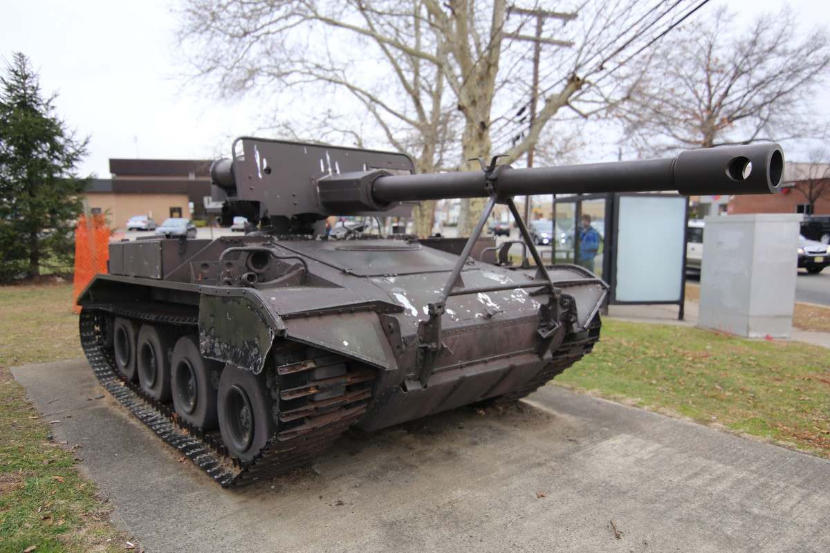 Xe chỉ có động cơ 200 sức ngựa. Tuy nhiên do nó có trọng lượng nhẹ, động cơ này vẫn giúp pháo tự hành M56 Scorpion di chuyển được với tốc độ tối đa khoảng 45 km/h ở đường bằng.Xe có dự trữ 210 lít nhiên liệu, cho phép nó có tầm hoạt động tối đa khoảng 230 km. Nguồn ảnh: Fra.