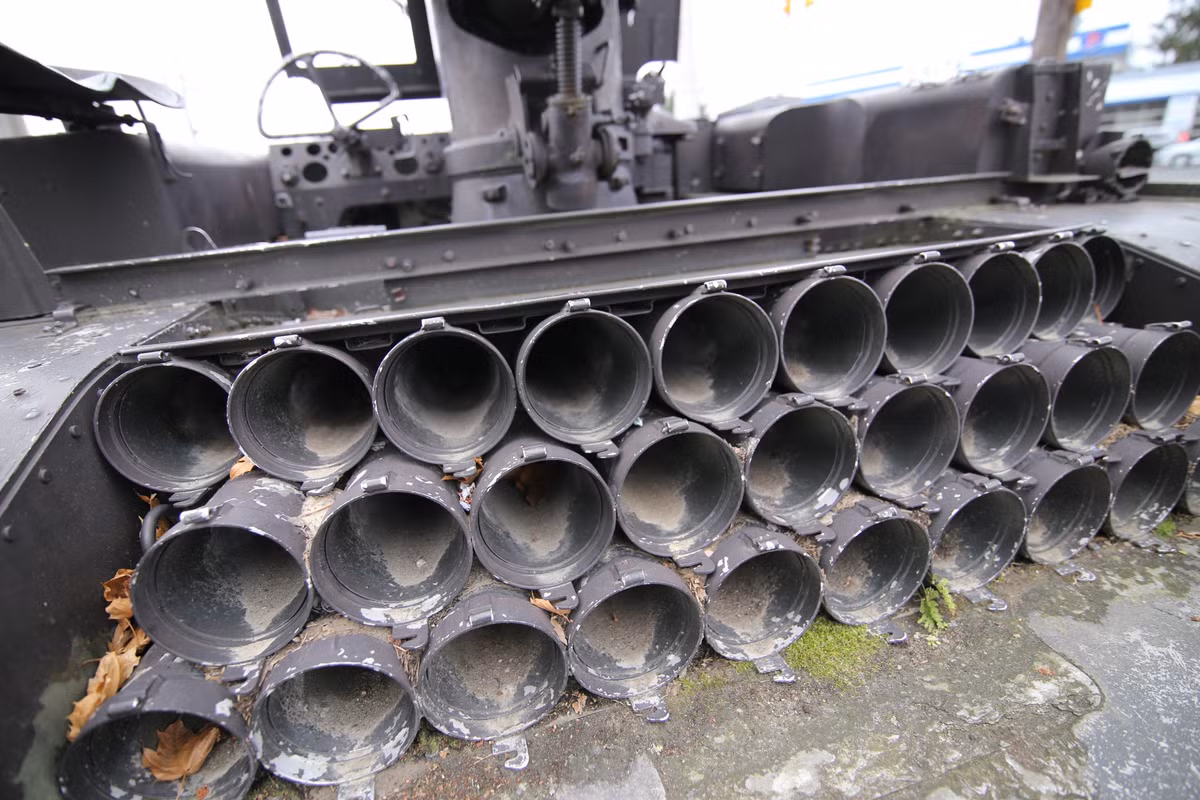 Hầm đạn lộ liễu của M56 Scorpion cực kỳ dễ bị tấn công từ phía sau. Để tối giảm trọng lượng của M56 Scorpion, các kỹ sư đã phải "lột" hết giáp của khẩu pháo tự hành này, khiến kíp chiến đấu dễ bị tổn thương hơn bao giờ hết. Nguồn ảnh: Fra.