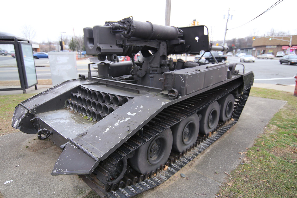 Khẩu pháo này có chiều dài 4,55 mét, rộng 2,57 mét và có kíp chiến đấu đầy đủ 4 người bao gồm tài xế, pháo thủ, nạp đạn và chỉ huy. Xe hoàn toàn không được bọc thép và thậm chí hòm đạn cũng được để rất "lộ". Nguồn ảnh: Fra.