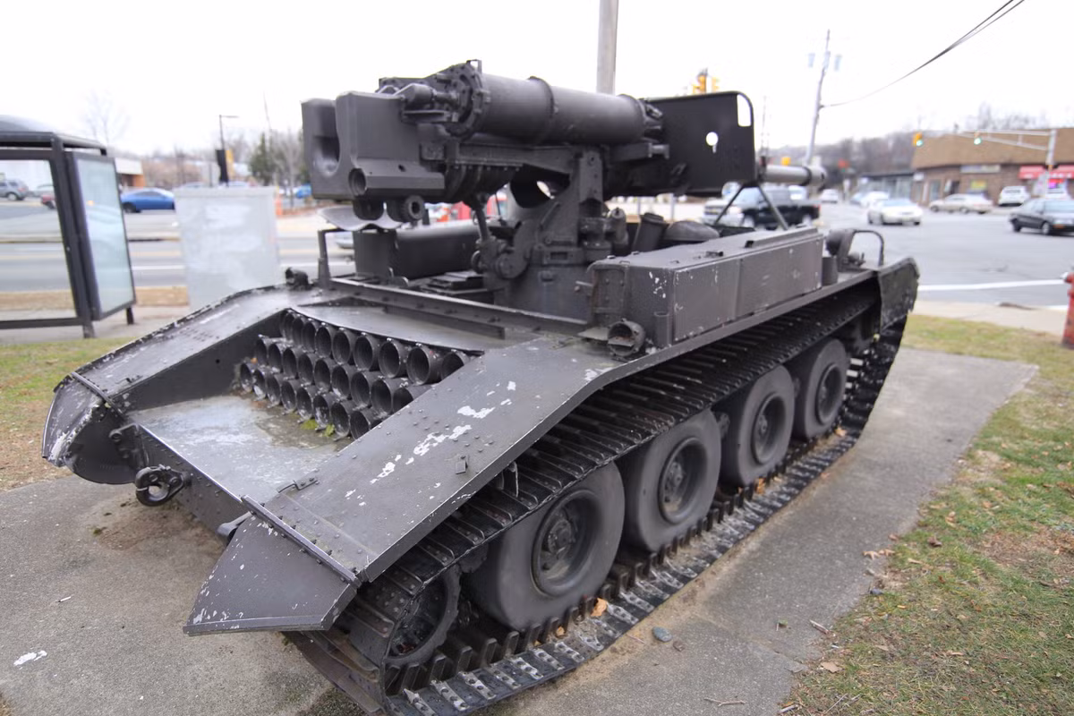 Khẩu pháo này có chiều dài 4,55 mét, rộng 2,57 mét và có kíp chiến đấu đầy đủ 4 người bao gồm tài xế, pháo thủ, nạp đạn và chỉ huy. Xe hoàn toàn không được bọc thép và thậm chí hòm đạn cũng được để rất "lộ". Nguồn ảnh: Fra.