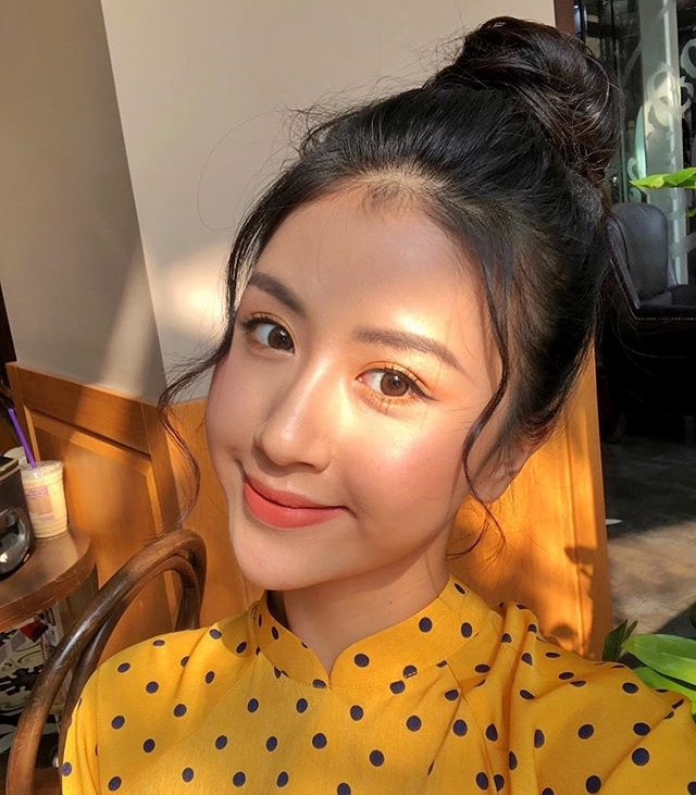 So với thời "bộ ba sát thủ", dân mạng cho rằng Quỳnh Anh đã ít nhiều động đến "dao kéo" như tiêm lifting botox thu gọn hai bên cơ hàm, tiêm filler để cằm nhọn hơn... Trước các nghi vấn, hot girl luôn giữ thái độ im lặng. Tuy nhiên, việc cô có "tân trang nhan sắc" hay không vẫn là đề tài được giới trẻ quan tâm, song không thể phủ nhận Quỳnh Anh ngày càng xinh đẹp, quyến rũ.