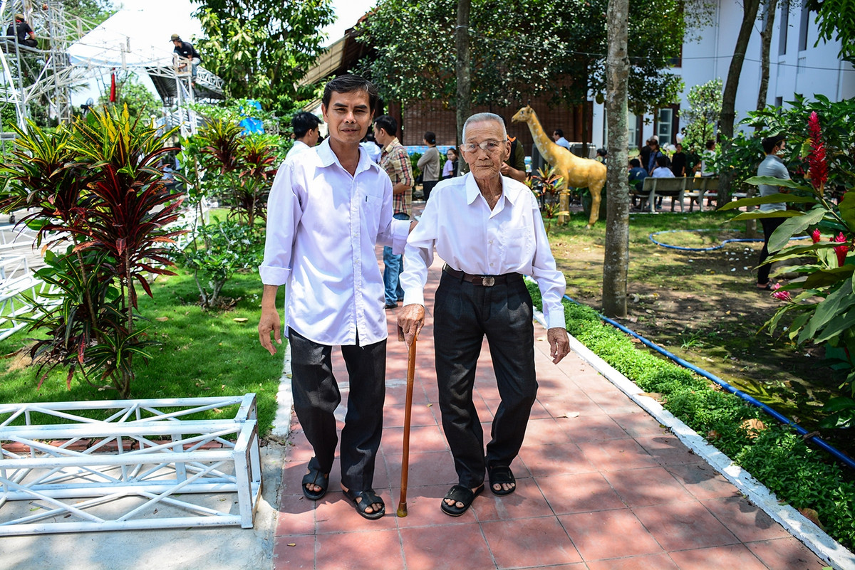 Cụ ông Nguyễn Văn Khoẻ (89 tuổi, ngụ xã Tân Thông Hội, Củ Chi) chống gậy đến viếng cố Thủ tướng Phan Văn Khải. Ảnh: Văn Dũng