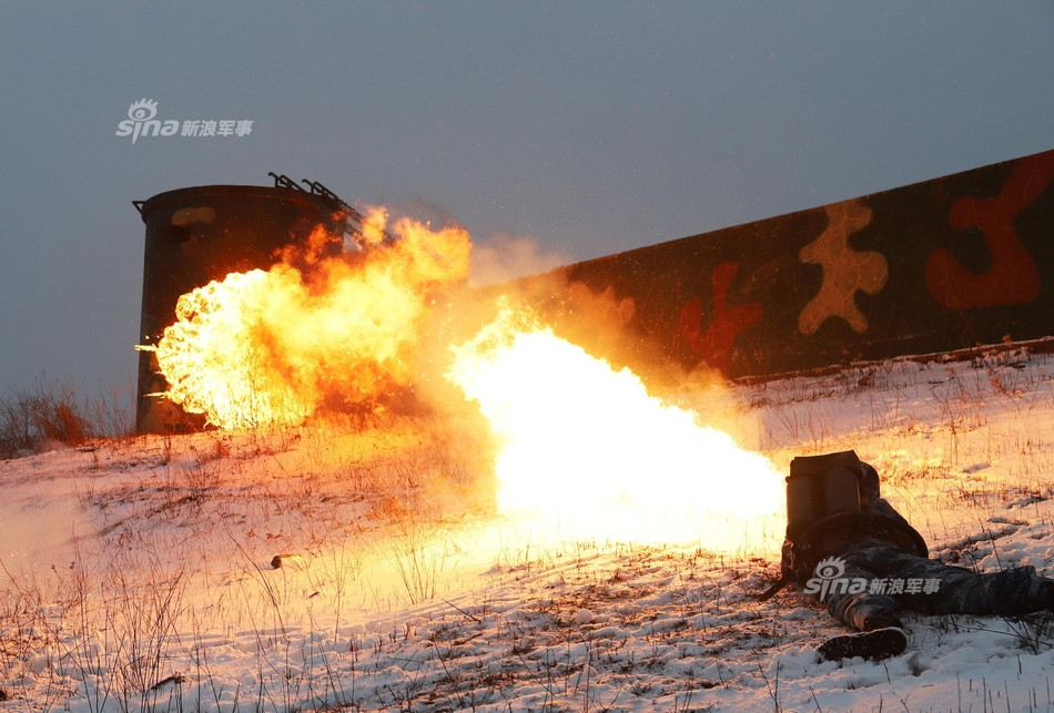 Ngoài ra, trong cuộc tập trận bắn đạn thật này quân đội Trung Quốc còn có sử dụng một vài loại vũ khí ít thấy khác như súng phun lửa. Nguồn ảnh: Sina.