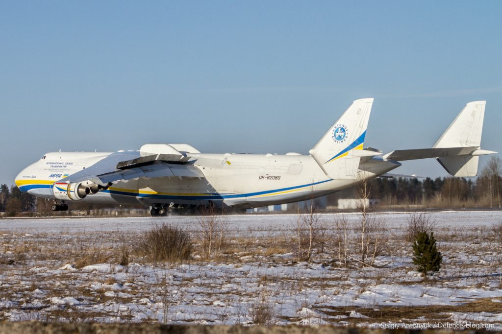 An-225 được coi là máy bay lớn nhất thế giới hiện nay với chiều dài tới 84m, sải cánh 88,4m (cũng là dài nhất thế giới), cao 18,1m, trọng lượng rỗng 285 tấn và trọng lượng cất cánh tối đa đến 640 tấn. Nguồn ảnh: Defense.