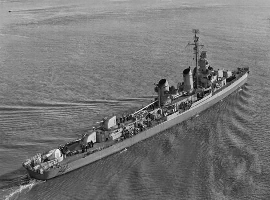 Kèm theo đó còn có các khẩu pháo 40 mm vừa có khả năng đối hải, vừa có khả năng phòng không cực tốt với số lượng từ 6 tới 10 khẩu tùy tàu. Nguồn ảnh: Pinterest.