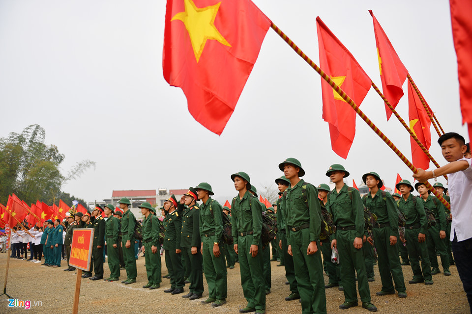 Tổng số công dân huyện năm nay của huyện giao quân là 70 thanh niên đi nghĩa vụ quân sự, trong đó 10 vào ngành công an, 60 đi bộ đội.