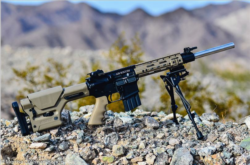 Khẩu súng trường tấn công mang tên 458 Socom này thực chất là khẩu AR-15 được cải biên lại với nòng súng cỡ lớn để sử dụng loại đạn .458 Socom. Đây là loại đạn xuyên giáp uy lực nhất hiện nay và gần như không một loại áo giáp nào trên thị trường thế giới có thể chặn được viên đạn này. Nguồn ảnh: Bishop.